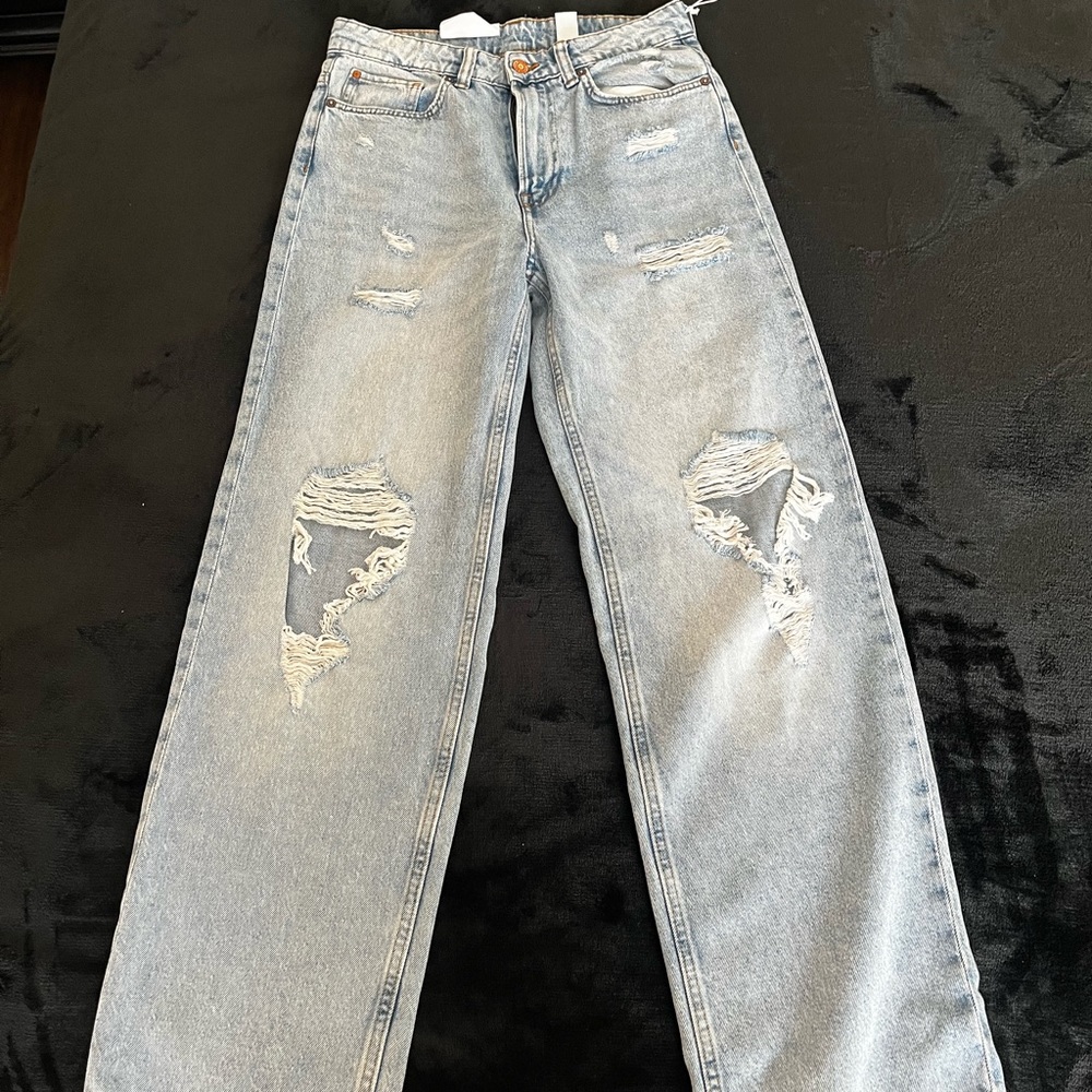 H&M 90s straight jeans new with tag, size 6 fits more like a size 4